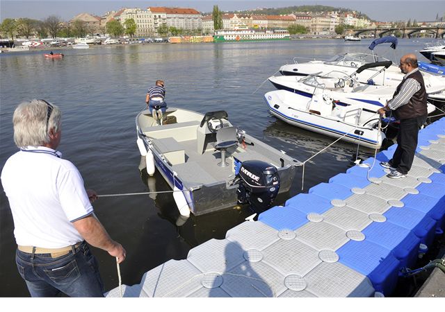 Mezinárodní výstava lodí, lodního písluenství a vodních sport v Praze na Vltav.