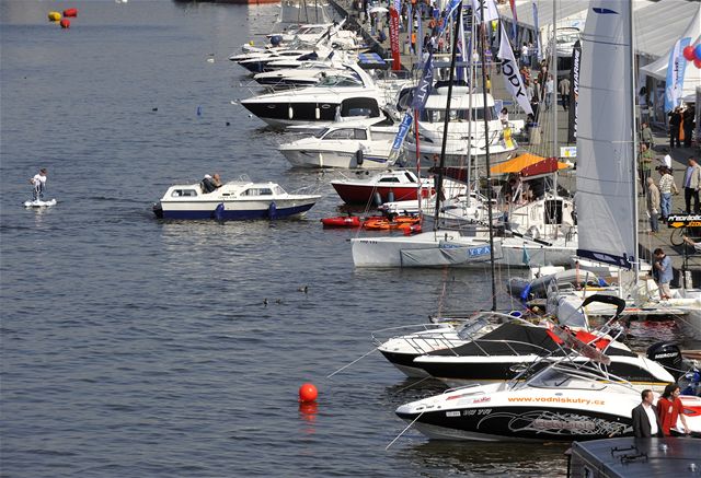 Mezinárodní výstava lodí, lodního písluenství a vodních sport Lod na vod probíhá uprosted Prahy a do nedle. 