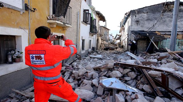 Ulice mst v italském kraji Abruzzo po zemtesení