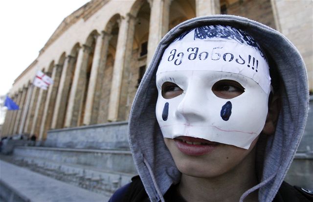 Demonstranti povsili na plot prezidentské rezidence kravaty.