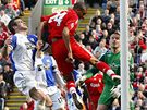Liverpool - Blackburn: Ngog (v erveném) stílí gól