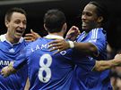 Fotbalisté Chelsea se radují z branky, kterou vstelil Didier Drogba (vpravo)