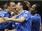 Fotbalisté Chelsea se radují z gólu