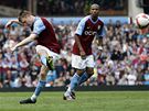 Aston Villa: James Milner (vlevo) stílí gól