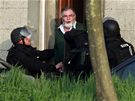 Francouztí policisté zatýkají ptaedesátiletého mue, který stílel  po kolemjdoucích. (13. dubna 2009)