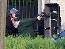 Francouztí policisté zatýkají ptaedesátiletého mue, který stílel  po kolemjdoucích. (13. dubna 2009)