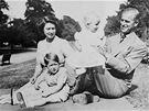 Nedatovaný snímek britského královského páru s jejich dtmi princem Charlesem a princesnou Annou.