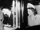 Albta II. a princ Filip odjídjí po svatb na líbánky. (20. listopad 1947)
