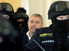 Bohumír uriko pichází za doprovodu policist k Mstskému soudu v Praze, aby si vyslechl rozsudek (10. dubna 2009)