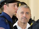 Bohumír uriko pichází za doprovodu policist k Mstskému soudu v Praze, aby si vyslechl rozsudek (10. dubna 2009)