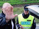Policista kontroluje na píjezdu do centra Ústí nad Labem od Lovosic jeden z automobil, v nm byla nalezena baseballová pálka. (18. dubna 2009)