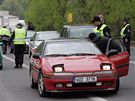 Policisté kontrolují auta míící do Ústí nad Labem. (18. dubna 2009)
