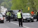 Policisté kontrolují auta míící do Ústí nad Labem. (18. dubna 2009)