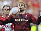 Slavia - Sparta: Jan Holenda ze Sparty (vpedu) a Marek Jarolím ze Slavie. 