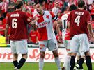 Slavia - Sparta: hrái obou tým se zdraví po utkání.