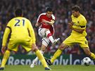 Arsenal - Villarreal: domácí Cesc Fabregas (uprosted) se snaí prostelit obranný val Villarealu.