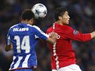 Porto - Manchester United:  souboj skorojmenovc - domácího Rolanda a hostujícího Ronalda.