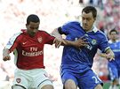 Arsenal - Chelsea: souboj Thea Walcotta (v erveném) a Johna Terryho