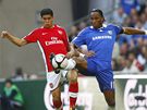 Arsenal - Chelsea: souboj Didiera Drogby (vpravo) s Denilsonem