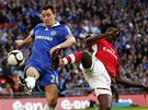 Arsenal - Chelsea: John Terry (vlevo) vs. Emmanuel Adebayor