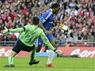 Arsenal - Chelsea: útoník Chelsea Didier Drogba (vlevo) stílí vítzný gól