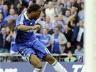 Arsenal - Chelsea: útoník Chelsea Didier Drogba (vlevo) stílí vítzný gól