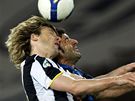 Juventus - Inter Milán: domácí Pavel Nedvd (vlevo) hlavikuje pes Luise Figa