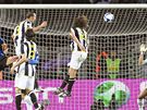 Juventus - Inter Milán: domácí Zdenk Grygera (uprosted) pekonává brankáe Interu Julia Césara