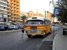 Malta, typický lutý autobus