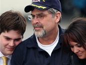 Kapitán Richard Phillips se svými d�tmi Danielem a Marií po p�istání na leti�ti v South Burlingtonu, 17. dubna 2009