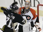 Jevgenij Malkin p�ekonává branká�e Philadelphie Martina Birona. 