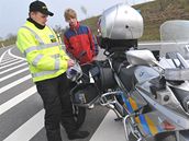 O velikono�ních svátcích policisté hlídkovali na dálnici na nových motocyklech.