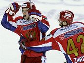 Ruští hokejisté Mozjakin (vlevo) a Zinovjev se radují z gólu