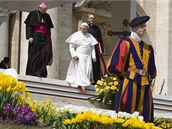 Pape� Benedikt XVI. odchází z nám�stí Svatého Petra ve Vatikánu po st�ede�ní generální audienci. (15. dubna 2009)