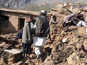 Obyvatelé obce �erzád poté, co zasáhla Afghánistán dv� zem�t�esení. (17. dubna 2009)