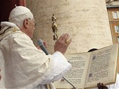 Pape Benedikt XVI. bhem projevu Urbi et Orbi ve Vatiknu (12. dubna 2009)