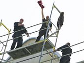 Socha� a restaurátor Michal Bla�ek demonstruje na le�ení Domu um�ní po odmítnutí jeho plastiky