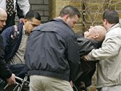 Amerit federln agenti odvezli bvalho nacistu Johna Demjanjuka (14. dubna 2009)