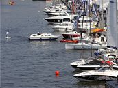 Mezinárodní výstava lodí, lodního písluenství a vodních sport Lod na vod probíhá uprosted Prahy a do nedle. 