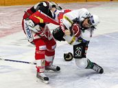 Slavia - Karlovy Vary: bitka domácího Josefa Beránka s karlovarským Jakubem �uttou.