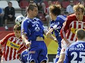 �i�kov - Olomouc: Riste Naumov (druhý zleva) st�ílí hlavou gól Viktorie �i�kov.