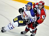 Finsko - Rusko: domácí Ville Vahalahti (vlevo) v souboji s Jevgenijem Dadonovem.