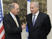 Americký zmocn�nec pro Blízký východ George Mitchell (vlevo) s izraelským premiérem Benjaminem Netanjahuem