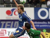 Jablonec - Liberec: domácí útoník Jan Blaek (v modrém) peskakuje tpána Kueru