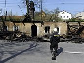 Naprosto zni�ený d�m ve Vítkov�. Po útoku zápalnými láhvemi skon�ila dvouletá natálka v nemocnici s t�kými popáleninami
