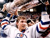 Wayne Gretzky se Stanley Cupem