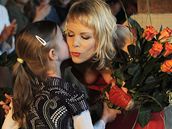 Jana Fabiánová p�ijímá gratulace za uspo�ádanou p�ehlídku - Orchidealist