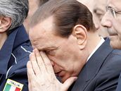 Státního pohbu obtí zemtesení v italské LAquile se zúastnil i italský premiér Silvio Berlusconi (10. dubna 2009)