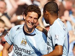 Manchester City: Elano (vlevo) a Robinho se raduj� z g�lu
