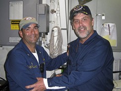 Zachrnn kapitn Richard Phillips (vpravo) se zdrav s Frankem Castellanem, velcm dstojnkem torbdoborce USS Bainbridge (12. dubna 2009)